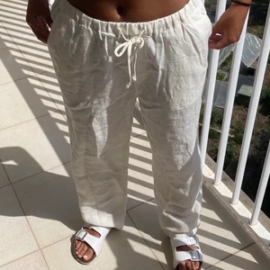 Linnebyxor vita - Vita linnebyxor köpta förra sommaren i Spanien. Är 161 o de är ganska långa på mig. Köp direkt för 550 kr - Många intresserade!