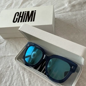 Chimi solglasögon - Modell: Chimi acai 008 mirror. De går inte att köpa på hemsidan längre 💙 Endast använda typ 4ggr så de är i superfint skick! Nypris 999kr