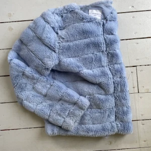 Blå fluffig jacka  - Snygg blå fluffig jacka som passar utmärkt till våren! I väldigt fint skick! 