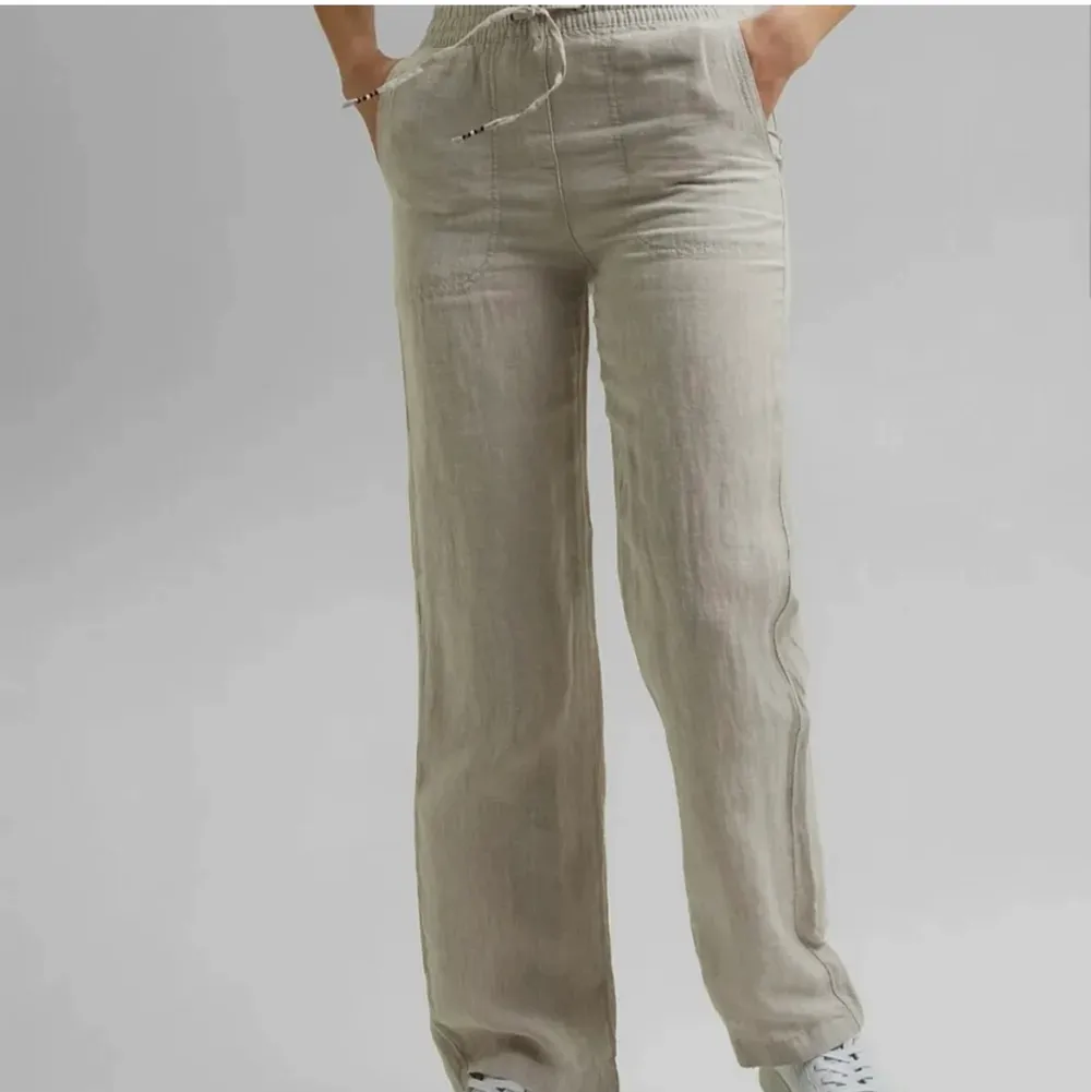 Säljer mina esprit linne byxor som är så snygga nu till sommarn o våren!💓💓 Dom är i bra skick o storlek 38❤️ 550 kr + frakt💓 (lånade bilder). Jeans & Byxor.