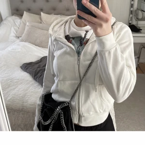Zip Hoodie  - Säljer denna vita zip hoodie! I storlek S