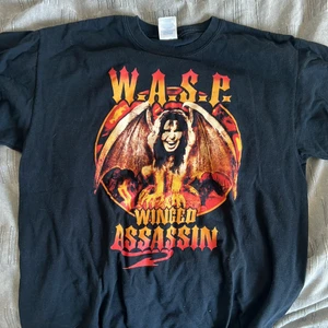 Wasps t shirt - Inga defekter, Används inte alls. Svart t shirt med orange tryck. Väldigt svårt att få tag i wasp t shirt med bra tryck. Säljs då dyrt