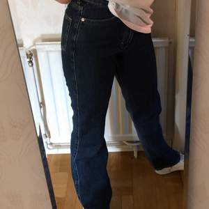 Mörkblå jeans från weekday i storlek 26/32. Modellen är rowe. Skitsnygg färg och skönt tyg! Kostar 200kr och köparen står för frakt. Hör gärna av er om ni har frågor. Använda fåtal gånger❤️❤️