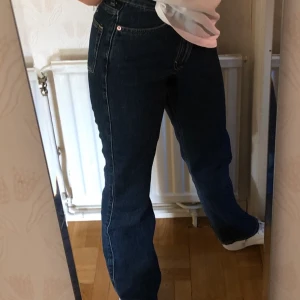 Jeans - Mörkblå jeans från weekday i storlek 26/32. Modellen är rowe. Skitsnygg färg och skönt tyg! Kostar 200kr och köparen står för frakt. Hör gärna av er om ni har frågor. Använda fåtal gånger❤️❤️