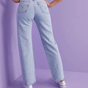 Säljer mina Levis jeans i modellen ribcage straight då de blivit förkorta. Har haft de i ca två år så de är i använt skick. Köpte de för 1200 men säljer de för 500 + frakt. Har även ett par likadana i svart och en lite mörkare blå. Pris kan diskuteras. Skriv för fler bilder 💕