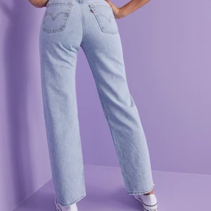 Levis jeans  - Säljer mina Levis jeans i modellen ribcage straight då de blivit förkorta. Har haft de i ca två år så de är i använt skick. Köpte de för 1200 men säljer de för 500 + frakt. Har även ett par likadana i svart och en lite mörkare blå. Pris kan diskuteras. Skriv för fler bilder 💕