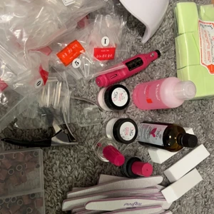 Akrylpulver, tippar,primer,top coat,…. - Massa saker till naglar allt man behöver för att göra akryl naglar☺️