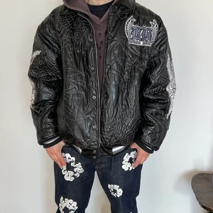 Vintage Läder Jacka - Vintage RawBlue läder jacka. Broderade detaljer över hela jackan. Nästintill perfekt skick. 3XL strorlek på jackan men passar som en perfekt oversized XL för en sån här typ av jacka! Jag är 183 cm