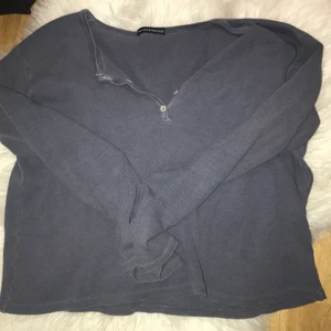 Brandy Melville top - Säljer denna brandy tröja eftersom den inte kommer till användning, helt nyskick då den använts 1 gång. Köpt orginellt runt 230 kr. Jätte fint material och inga skador eller liknande. Skriv gärna vid intresse💗 köparen står för frakt.
