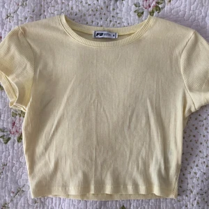 Topp  - En gul topp från New Yorker. Har inte använt den då den är för liten. Är i storlek XS