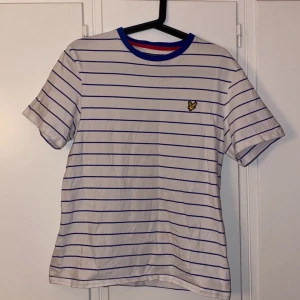 Lyle and scott  - En fin vit och blå randig lyle and scott t-shirt som jag köpt här på Plick men inte längre har användning av. Den är i storlek M 