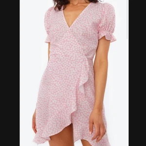 Rosa sommarklänning  - Säljer denna rosa sommarklänning🥰 knappt använd och egna bilder kan såklart fås vid intresse ❤️