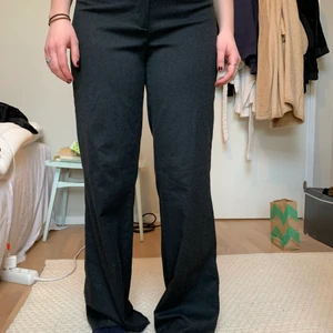 Mörkgråa kostymbyxor - Kostymbyxor i väldigt bra skick, personen på bilden är 166, köparen står för frakt❤️