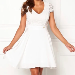 Vit sommarklänning  - Säljer denna superfina sommarkvällar som passar lika perfekt till skolavslutning, student eller en vanlig sommardag!🌸 Fin spets, v-ringning och öppen rygg. Endast använd 1 gång🥰