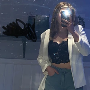 välldigt fin kostym - kostym som verkligen är sjukt fin men inget som kommer till användning☺️ använd nån enstaka gång💗 i nyskick, storlek S men passar XS-M skulle jag säga💗 jag är 165cm lång. de är bara att skriva om du har frågor eller är intresserad☺️💗 pris går att diskutera  Mvh Jonna !!kolla gärna även mina andra annonser, och kommer mer snart!!