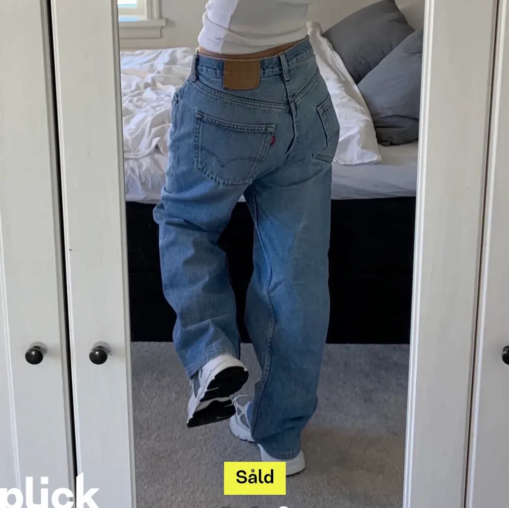Säljer dessa baggy vintage jeans. De är i modellen 501 och ungefär som en medium i storleken. Köpte dom här på Plick men har ett par liknande jeans så därför säljer jag vidare🥰. Jeans & Byxor.