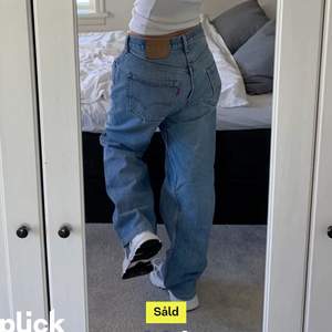 Säljer dessa baggy vintage jeans. De är i modellen 501 och ungefär som en medium i storleken. Köpte dom här på Plick men har ett par liknande jeans så därför säljer jag vidare🥰
