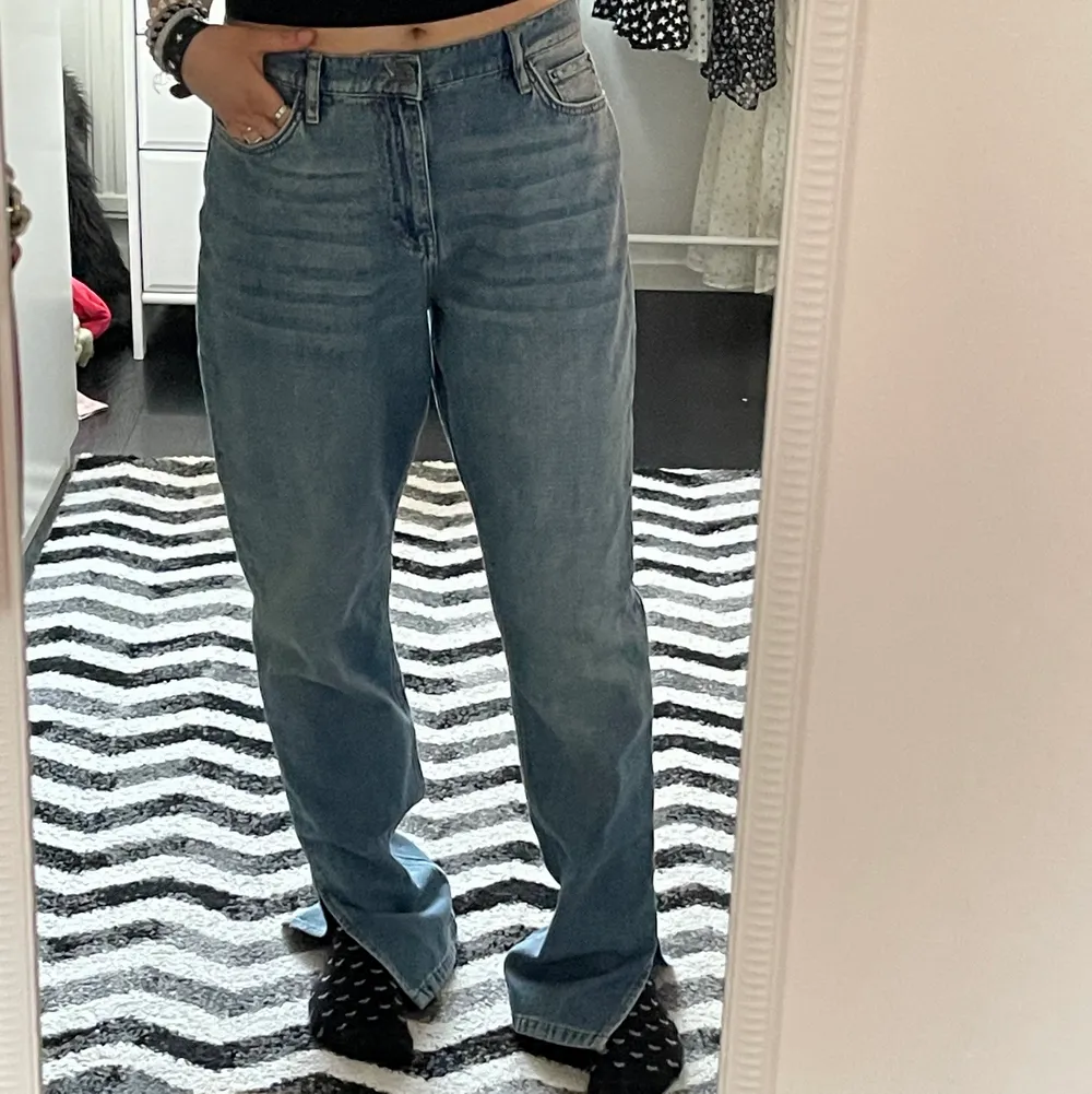Mid-waist jeans med slits från Nelly. I storlek 38 men för långa på mig som är 167cm.. Jeans & Byxor.