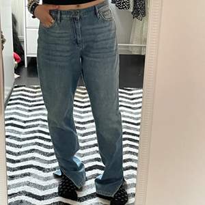Mid-waist jeans med slits från Nelly. I storlek 38 men för långa på mig som är 167cm.