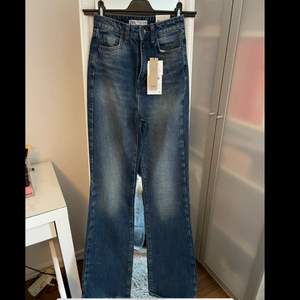 Nya jeans från Zara. Storlek 34 men stor i storlek! Nypris 599kr mitt pris 150 kr eller bud. Köpare står för ev frakt!💗