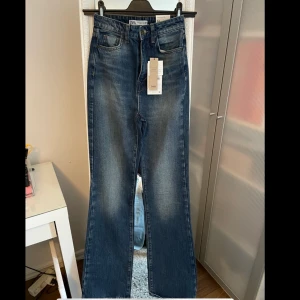 Zara jeans - Nya jeans från Zara. Storlek 34 men stor i storlek! Nypris 599kr mitt pris 150 kr eller bud. Köpare står för ev frakt!💗
