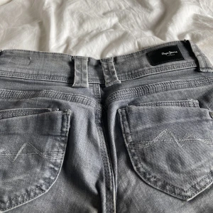 Pepe Jeans - Säljer nu mina sjukt snygga Pepe Jeans. Säljes då jag ej använder dem längre, (använda 2ggr) så mycket fint skick❤️‍🔥Pris kan diskuteras!  Hör av er om ni är intresserade💋 Vid snabb affär kan jag tänka mig gå ner i pris!