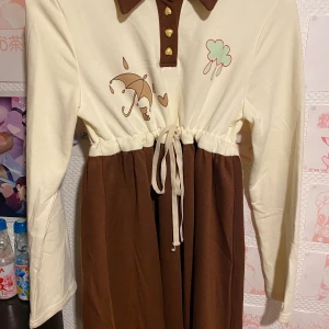 Lolita klänning  - Super söt Lolita aktig klänning från kawaii.se! ^^ Har endast använts ett fåtal gånger för bilder hemma, det står strl M men passar från xs-m (liten L ksk) Bara att fråga om fler bilder!! 