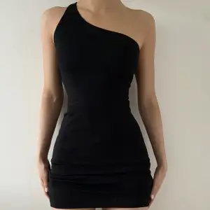 Bodycon klänning med en axel i svart.  Tjockt tyg, inte genomskinlig. Dragkedja på sidan. Passar xs/s.  Använd en gång. Nypris: 600 kr Säljer för: 300 kr