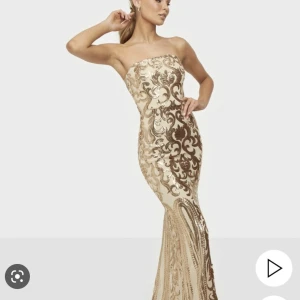 Balklänning - Säljer nu min otroligt fina balklänning som endast har använts en gång💕Den är lång i modellen! Är beredd att prisförhandla, men det beror på!