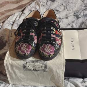 Gucci Flower Print Leather/Cloth Low Sneakers(44(sitter som 45) 7/10 men inga tillbehör ingår Nypris:6500kr