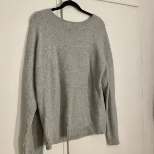 Fin stickad  grå  tröja från Vero Moda💓 Säljer då jag har liknande, nopper finns därav priset. Men jag skulle säga att man inte lägger märke till det☺️