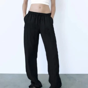 Svarta linnebyxor - Säljer dessa svarta linnebyxor från Zara då jag har flera andra. De är endast använda några få gånger och därför i bra skick. Storlek XS men skulle säga att de passar S oxå.