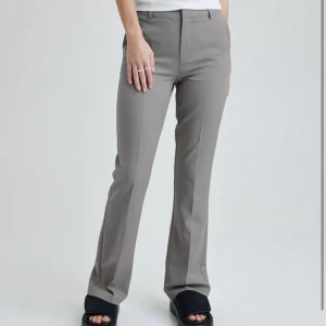 Vilma Kostymbyxor  - Jättefina kostymbyxor från bikbok🤍andvända 2 gånger!