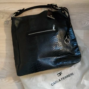 Carla Ferreri - Helt ny skön väskan i skinn Gott med plats i den och skön kvalitet.