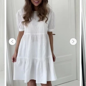 Studentklänning - En super fin vit klänning, prefekt för studenten. Lappen är kvar, och klänningen är endast provad.  Nypris: 600kr