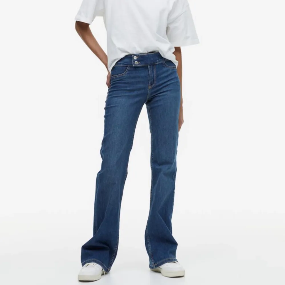 Intressekoll!! Lågmidjade mörkblåa jeans från hm i 38 super snygga!! Helt slutsålda . Jeans & Byxor.