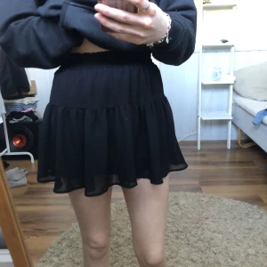 Svart kjol - Jätte fin kjol men är sugen på något annat, använt sparsamt i sommras 