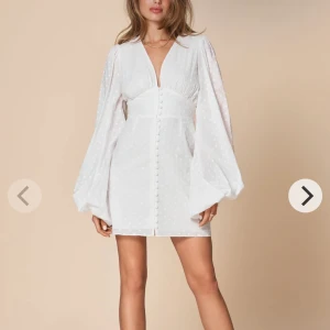Adoore florens dress white - Säljer!! Köpte som tänkt klänning till studenten, men ny hittat en annan😊 den är helt oanvänd bara testad 1 gång. Storlek 36 men skulle säga s/m. Slutsåld på Adoores hemsida, vid fler intresserade sätts budgivning på😌