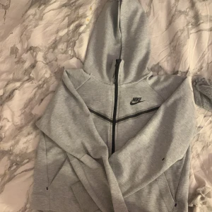 Nike - Har använt några gånger, säljer på grundav att jag inte använder den längre, den är  i tjejmodel