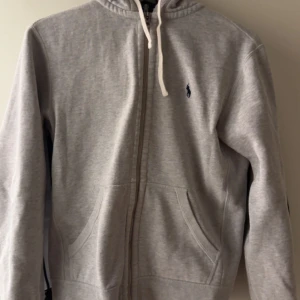 Ralph lauren hoodie - Säljer min gamla tröja då jag har vuxit ur den 