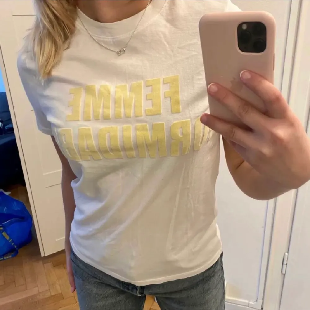 Vit fin tshirt med gult tryck, från vero Moda strl xs. Fint skick! 💛 Baksidan är bara vit. T-shirts.