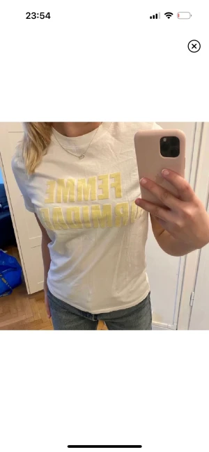 Tshirt - Vit fin tshirt med gult tryck, från vero Moda strl xs. Fint skick! 💛 Baksidan är bara vit