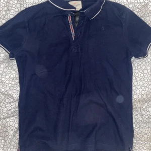 Mörk Blå ”Holly & White” Pique - Mörk Blå Holly & White Pique. Storlek 164 (14yr). Knappt använd, inga märken/hål/smuts och kvaliten är väldigt bra. Kunden betalar frakten 😚.