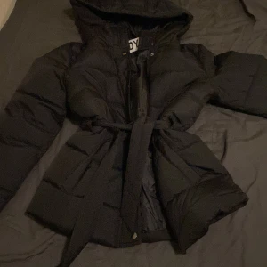 Svart jacka med midje band - Svart jätte fin och söt jacka med band i midjan säljs eftersom den var för liten använd 2 gånger så den är i väldigt fint skick 