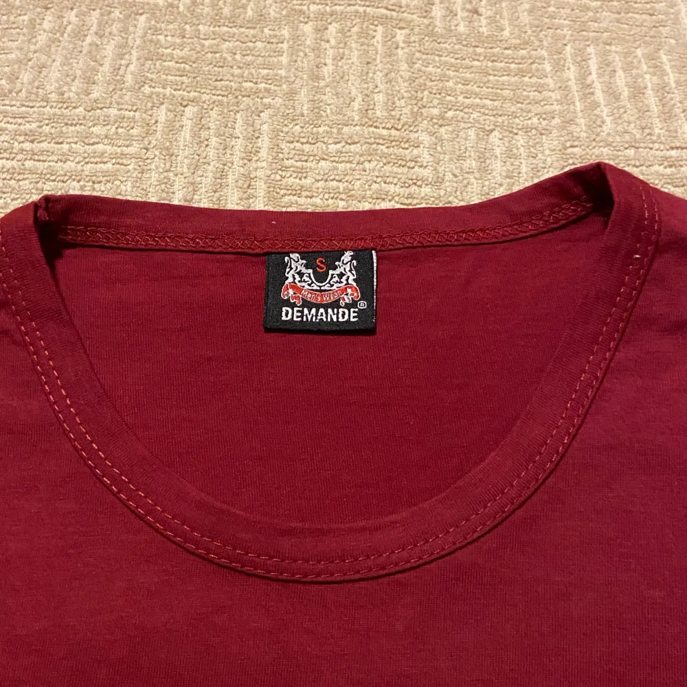 Vinröd tröja från Demande Men’s Wear . T-shirts.