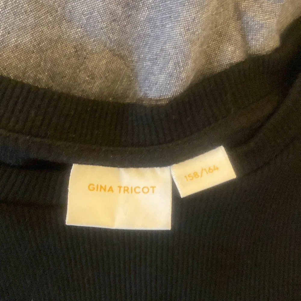 Detta är en tröja från Gina som är i ett randigt material. Det ör en väldigt fin fest tröja🥰 jag säljer den för att jag aldrig använder den. Det är storlek 158/164 och den är san till storlek💗 inte använd mycket alls🥰. Blusar.