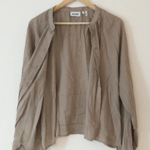 Soft skjorta Weekday  - Superhärlig skjorta från Weekday. Den är tunn (se bild 3) med jätteskönt material.