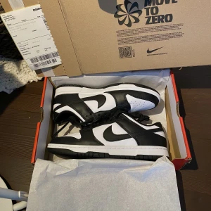 Nike Dunk Low Panda - Hej, säljer ett par sprillans nya Panda Dunks i storlek 44. True To Size och allt OG tillkommer vid köp. Hör av dig vid intresse. 