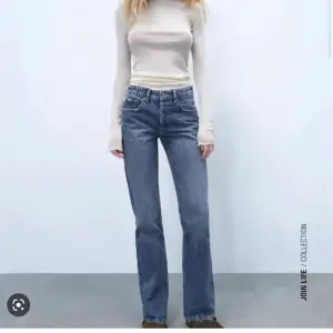 Säljer mina nästan oanvända jeans från zara!! Super fina mid waist straight jeans💕 250 exklusive frakt💕sista bilden är lånad 
