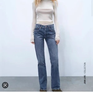 Zara mid waist jeans  - Säljer mina nästan oanvända jeans från zara!! Super fina mid waist straight jeans💕 250 exklusive frakt💕sista bilden är lånad 